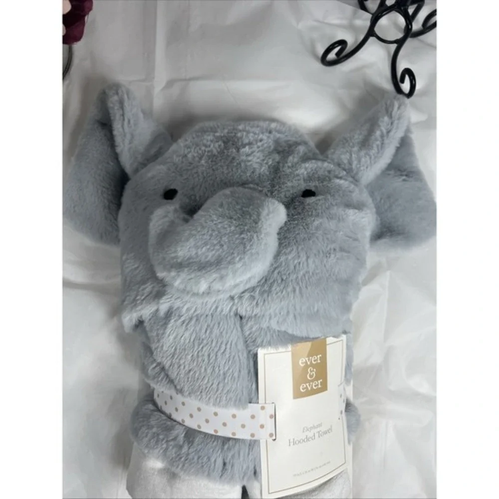 Elephant Hooded Towel By Ever & Ever (30 i L x‎ 26 in W (76 cm x 66 cm))